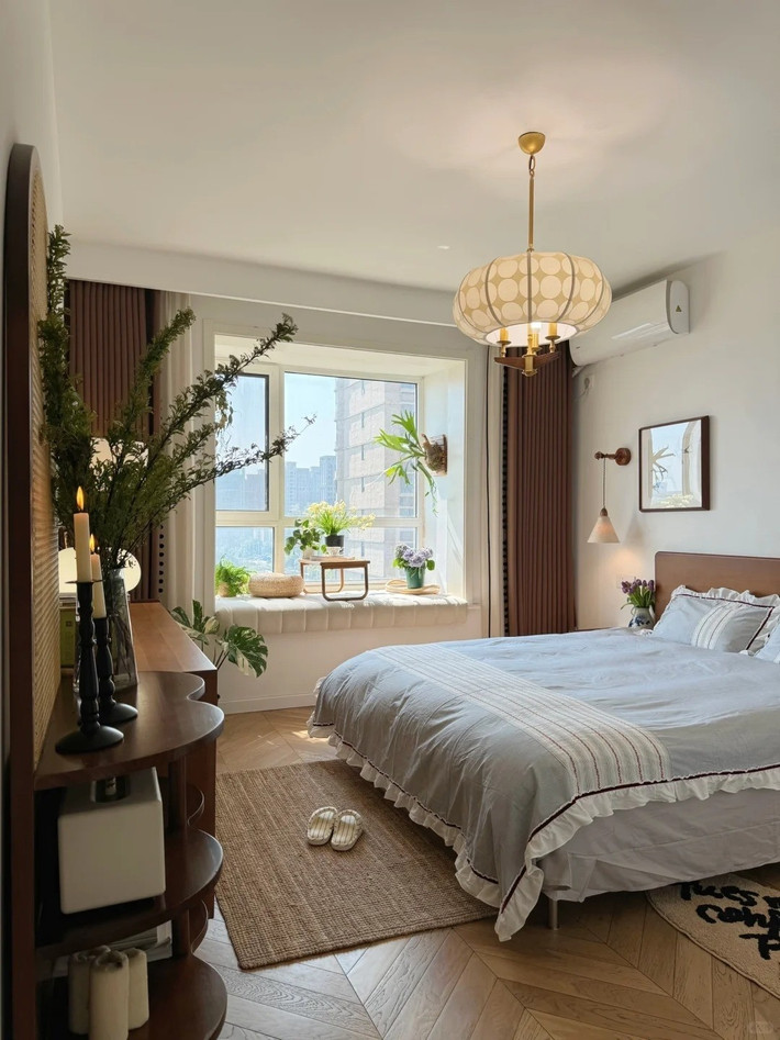 Phòng ngủ được thiết kế để xua tan mệt mỏi với giường đôi, chăn gối hoa văn nhẹ nhàng, mang cảm giác mềm mại. Ảnh: Sohu