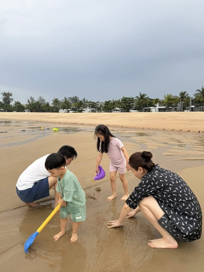 Đây không phải lần đầu doanh nhân Cường Đô La ghi điểm trong mắt công chúng nhờ những khoảnh khắc giản dị, gần gũi các con. Ảnh: FBNV