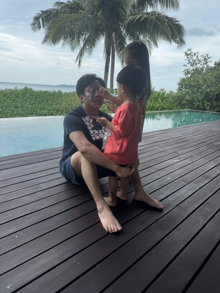 Những hình ảnh giản dị mà ấm áp của nam doanh nhân bên các con khiến nhiều người ngưỡng mộ. Ảnh: FBNV