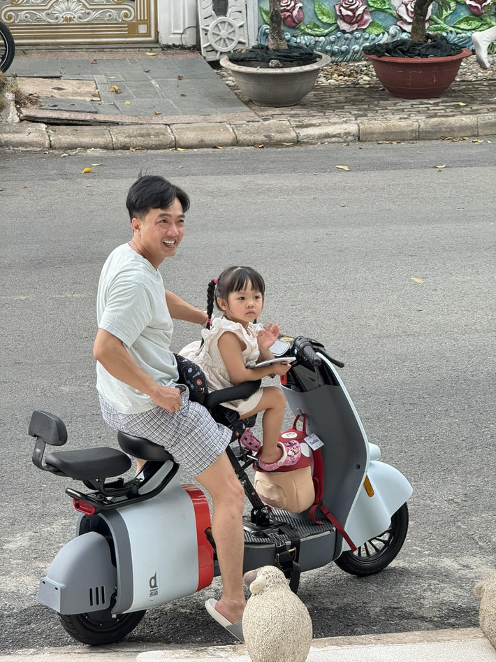 Nam doanh nhân từng nhiều lần khiến dân tình "lụi tim" với hình ảnh bế con đi chơi, đưa đón con đi học...Ảnh: FBNV