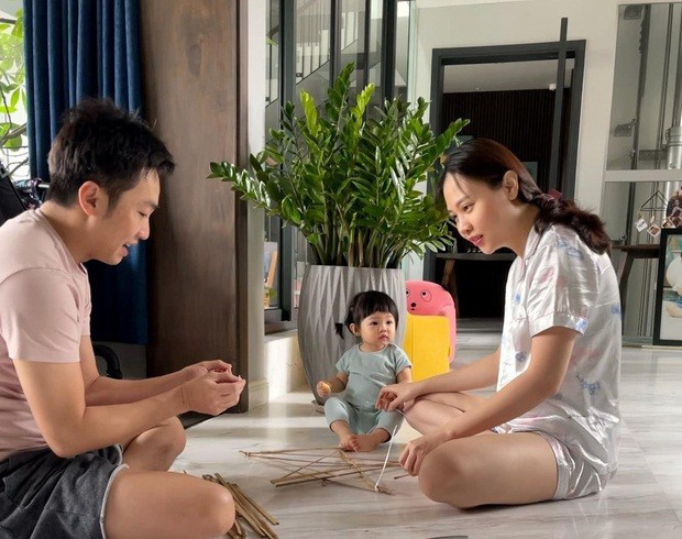 Vợ chồng Cường Đô La - Đàm Thu Trang làm đèn lồng cho con gái út. Ảnh: FBNV