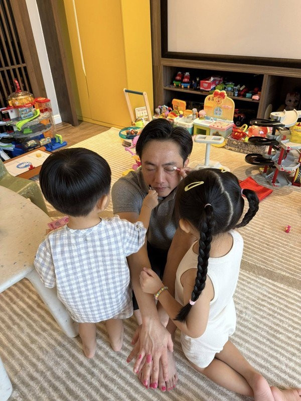 Khoảnh khắc Cường Đô La ngồi im chiều theo sở thích của các con như trang điểm, sơn móng tay, móng chân gây sốt mạng xã hội. Ảnh: FBNV