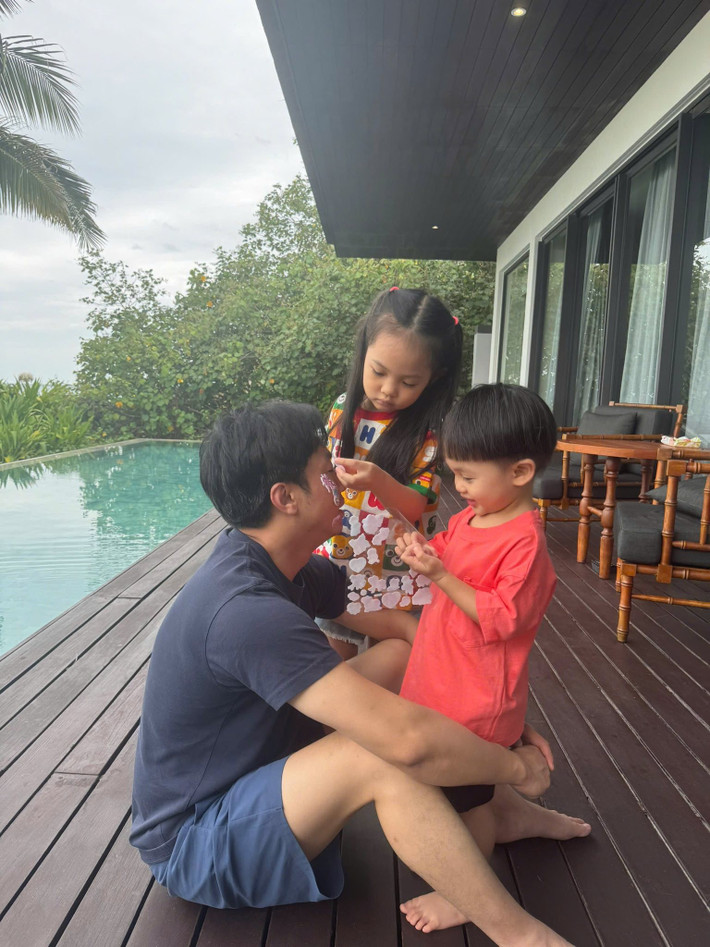 Mới đây, trên trang cá nhân, Cường Đô La chia sẻ ảnh thoải mái chơi đùa các con. Anh không ngại ngồi im, để các con dán kín sticker lên mặt. Ảnh: FBNV