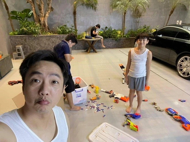 Cường Đô La chia sẻ hoạt động vui chơi bắn súng cùng con trai tại nhà. Ảnh: FBNV