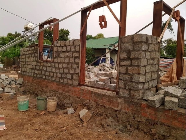 Mỗi viên đá có giá 4.800 đồng nhưng tiền vận chuyển trung bình một viên 2.000 đồng. Ảnh: Cafeland