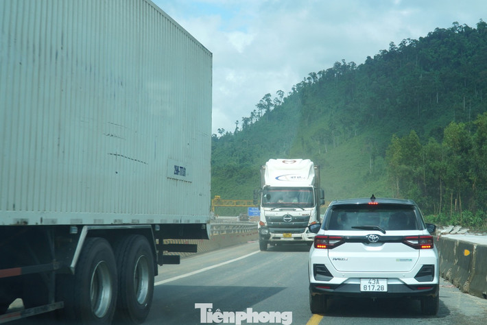 Ngoài ra, lượng xe lưu thông trên tuyến đường này rất lớn khiến mặt đường "chịu trận". Không chỉ có xe cá nhân, xe chở hàng mà còn các loại xe công trình chạy liên tục mỗi ngày.