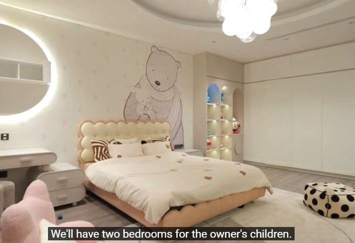Tầng 5 là 2 phòng ngủ dành cho các con của gia chủ. Ảnh chụp màn hình NhaF