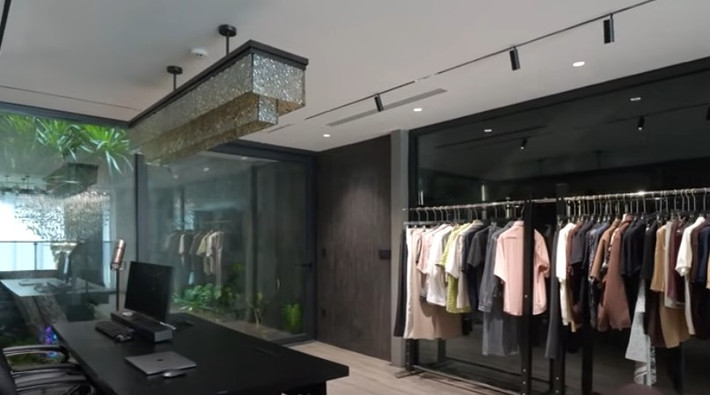 Tầng 3 là phòng làm việc của gia chủ với 2 tầm view, một view nhìn ra khoảng thông tầng, và một view cây xanh. Ảnh chụp màn hình NhaF