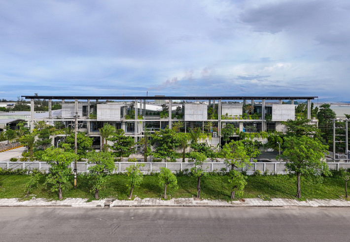 Công trình có quy mô 3 tầng với tổng diện tích sàn sử dụng hơn 2.500 m2, nằm trong khu nhà máy rộng 1 ha. Ảnh: Triệu Chiến
