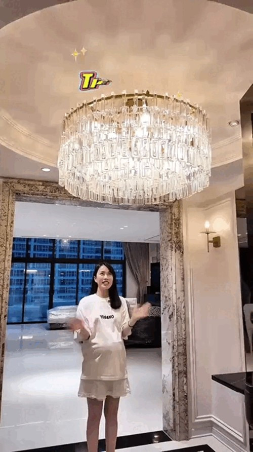 Sảnh vào ấn tượng với đèn chùm kích thước lớn. Ảnh chụp màn hình