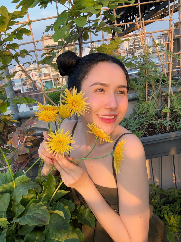 Mới đây trên trang cá nhân, nữ Tiktoker hào hứng chia sẻ về khu vườn sân thượng ngập tràn hoa trái khiến nhiều người mê mẩn. Ảnh: FB Viên Vibi