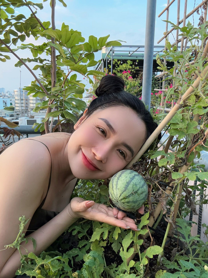 Viên Vibi là gương mặt quen thuộc trên mạng xã hội, được khán giả đặt biệt danh "bà trùm nông sản Bình Thuận" bởi là nhà sáng tạo nội dung về mảng ẩm thực, ăn uống. Ảnh: FB Viên Vibi