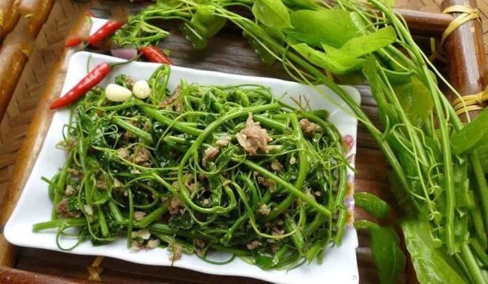 Rau dớn có vị hơi nhớt, vì vậy trước khi nấu canh thường được chần qua nước sôi hoặc phơi nắng cho hơi héo. Ảnh: Facebook