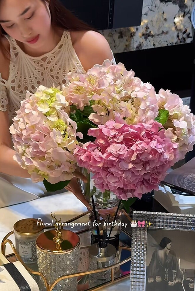Một góc decor khác trong nhà với hoa cẩm tú cầu pastel đặt cùng khay nến thơm. Ảnh chụp màn hình