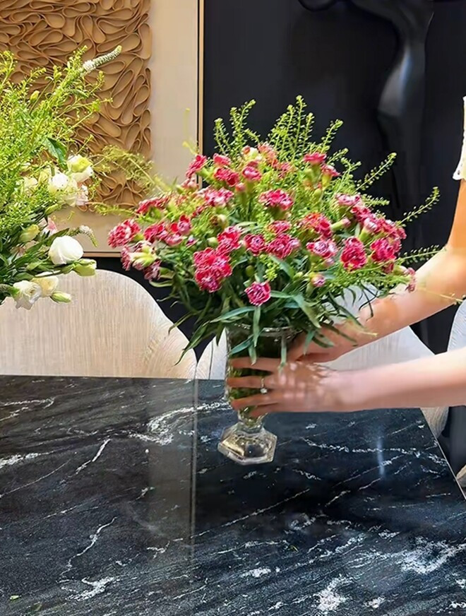 Đỗ Thị Hà đặt hoa vào nhiều loại bình khác nhau, từ lọ thủy tinh cao cổ đến pha lê sang trọng. Mỗi kiểu hoa lại có cách thể hiện riêng. Ảnh chụp màn hình