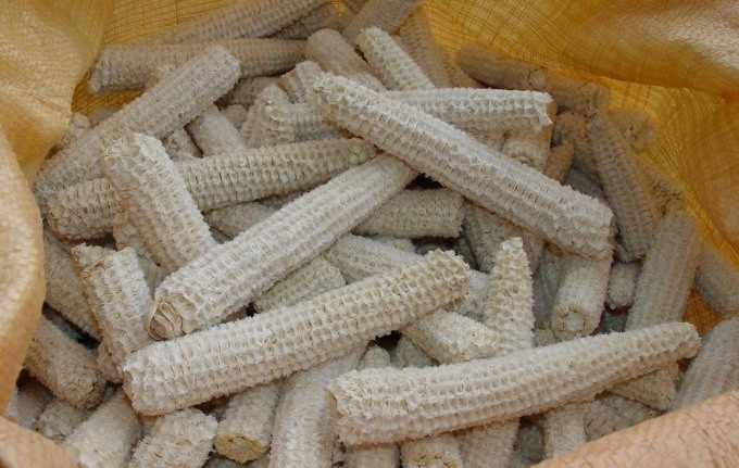 Lõi ngô là thứ quen thuộc với bất kỳ người Việt nào. Ở nước ta, lõi ngô sau khi tách hạt thường bị vứt bỏ, chất đống ngoài đồng. Ảnh minh họa
