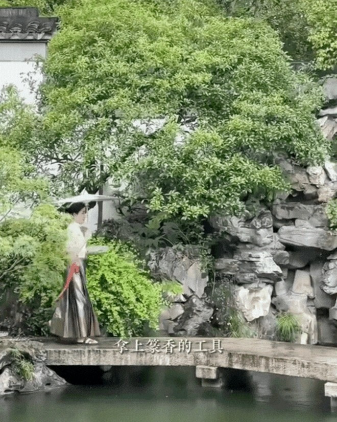 Ngoài cây cảnh, biệt thự còn có khoảng riêng để làm vườn rau, hồ nuôi cá. Ảnh: Sohu