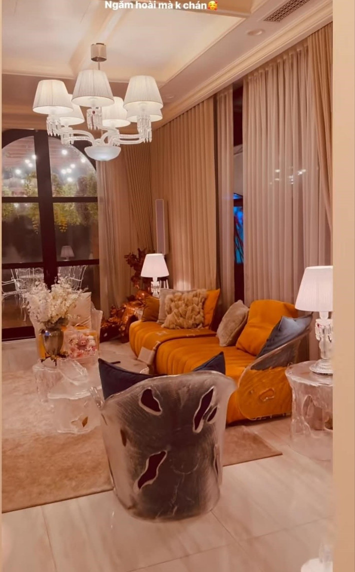 Mới đây, ca sĩ Lệ Quyên chia sẻ hình ảnh bên trong cơ ngơi 600m2 ở TP HCM khiến dân tình không khỏi choáng ngợp trước không gian sống đậm chất quý tộc. Ảnh: FBNV