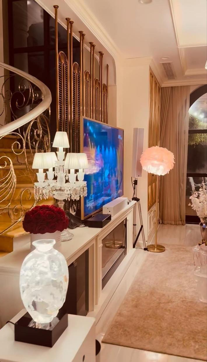 Phòng khách được trang hoàng đẹp mắt. Ảnh: FBNV