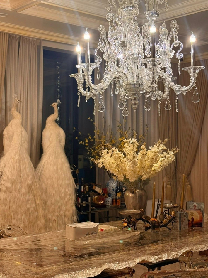 Bàn ăn làm từ chất liệu acrylic trong suốt với đường viền uốn lượn như mặt nước. Ảnh: FBNV