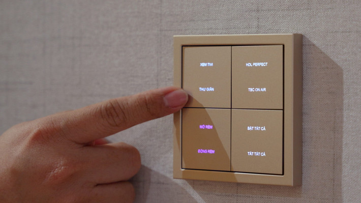 Chỉ cần chọn trên bảng điều khiển hoặc qua điện thoại, toàn bộ hệ đèn trong nhà sẽ thay đổi theo mong muốn, từ ánh sáng, âm nhạc đến rèm cửa tự động. Ảnh: NhaTo