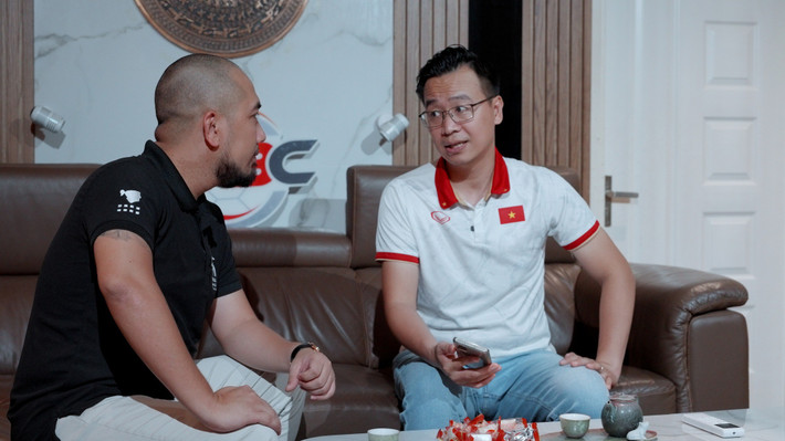 Mới đây, kênh YouTube NhaTo giới thiệu căn hộ hiện đại, mang đậm phong cách cá nhân của BLV Tạ Biên Cương. Ảnh: NhaTo
