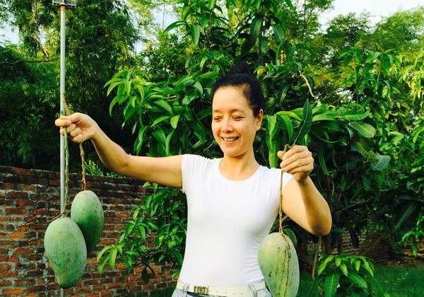 Công việc làm vườn mang lại những giây phút an yên, tự tại cho nữ nghệ sĩ. Ảnh: FB Nguyễn Thị Chiều Xuân