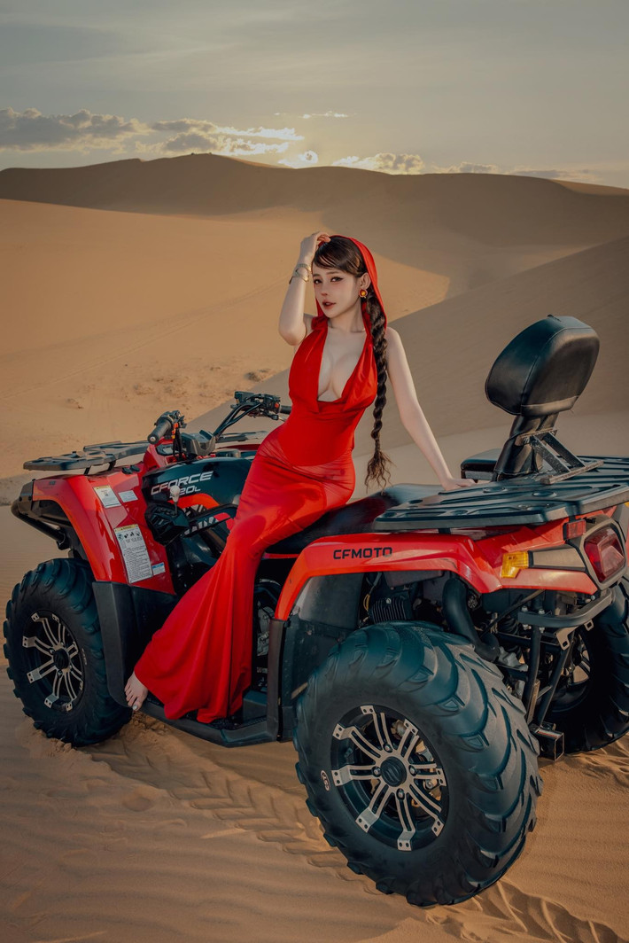 Nổi lên từ mạng xã hội với danh xưng "hot girl ngực khủng", Ngân 98 nhanh chóng thu hút sự chú ý với những màn khoe thân phản cảm. Ảnh: FB DJ Ngân 98