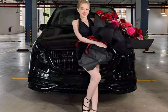 Sau đó, Ngân 98 tiếp tục tậu thêm chiếc Mercedes-Benz V-Class độ Maybach, chiếc xe được mệnh danh "chuyên cơ mặt đất". Ảnh: FBNV