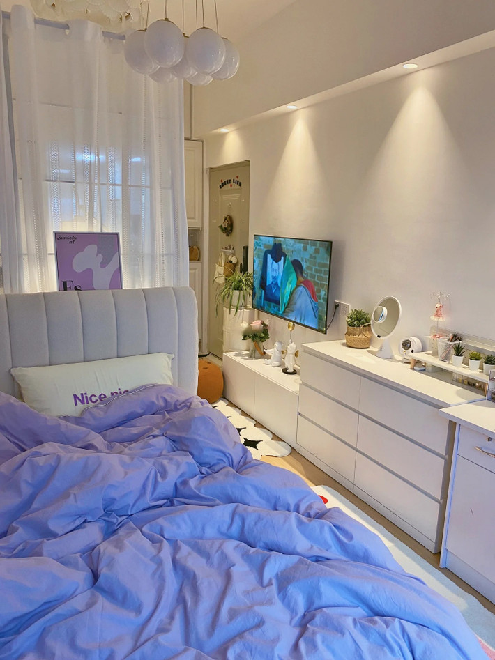 Phòng ngủ không quá lớn, chỉ đủ chỗ cho những món đồ thiết yếu. Ảnh: Sohu