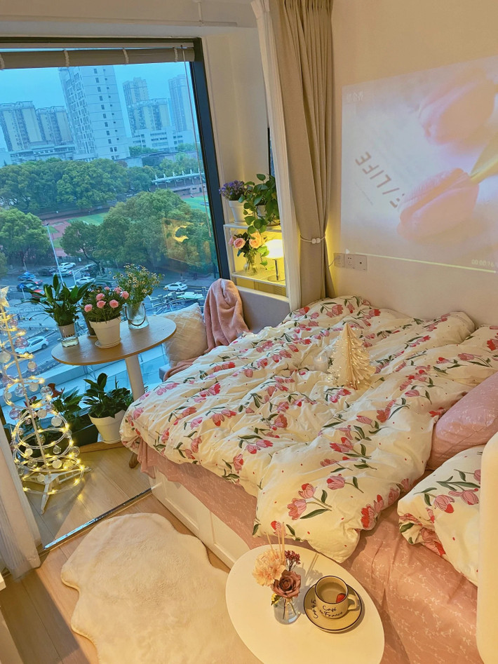 Ấn tượng nhất là ban công được cô nàng cải tạo thành một không gian trồng cây với khung cửa kính cỡ lớn, nơi có thể nghỉ ngơi thư giãn cuối tuần. Ảnh: Sohu