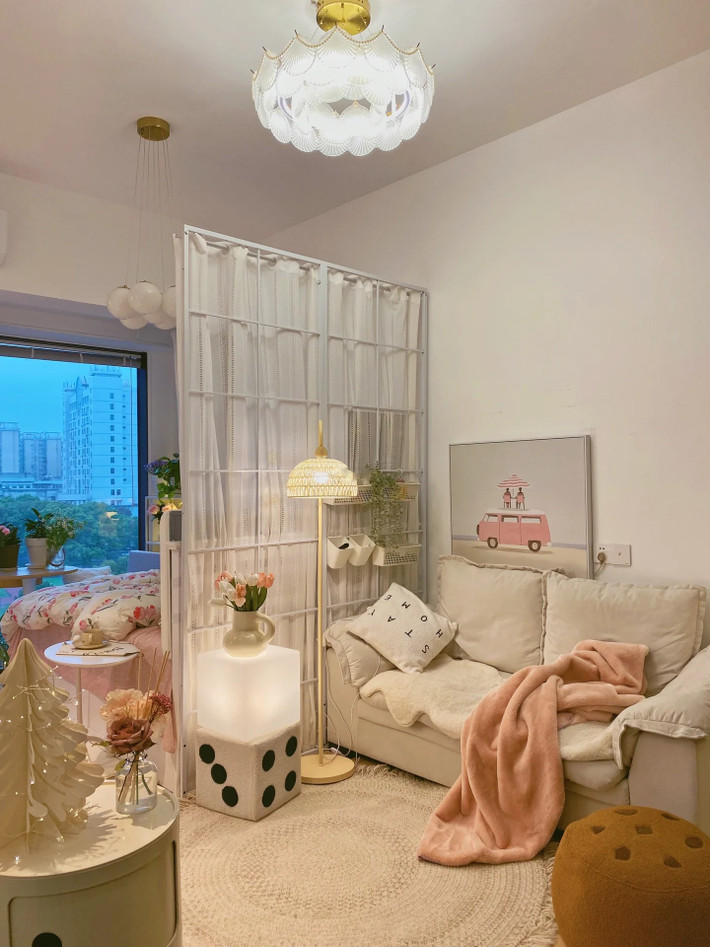 Cô gái trẻ Tiểu Vân ở Thành Đô (Trung Quốc) đã dùng toàn bộ số tiền tiết kiệm để mua căn hộ nhỏ 25m2 đầu tiên trong đời. Ảnh: Sohu