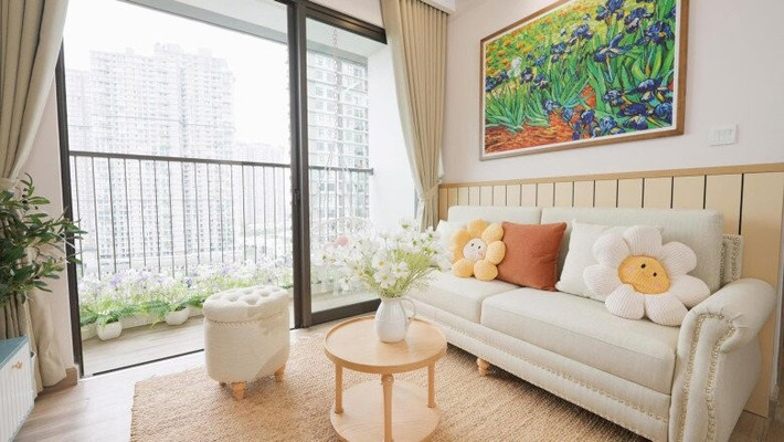 Phòng khách được tô điểm bằng bức tranh đầy mộng mơ. Ảnh chụp màn hình