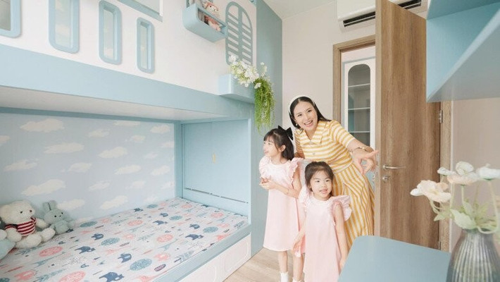 Phòng ngủ chính cũng được Ngọc Hân làm toàn bộ nội thất thông minh. Ảnh chụp màn hình