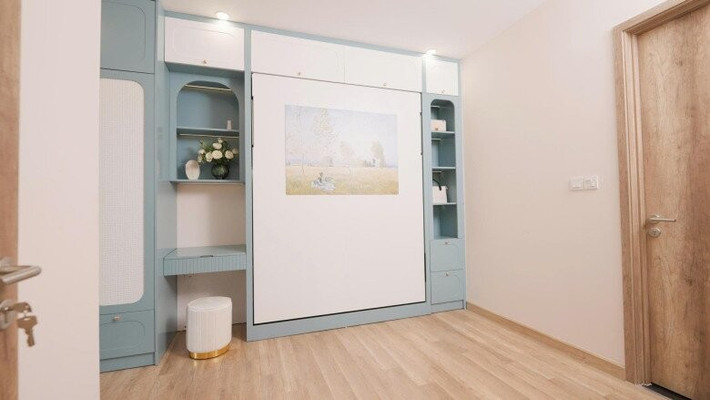 Ngọc Hân bố trí giường nâng hạ thông minh để tiện ra ngoài ban công. Ảnh chụp màn hình