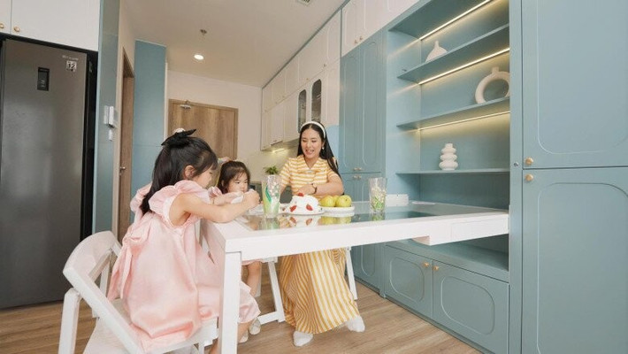 Bàn ăn khi hất lên sẽ thành cánh cửa cho chiếc kệ trang trí, ngả xuống là chỗ cho các cháu vẽ tranh. Ảnh chụp màn hình