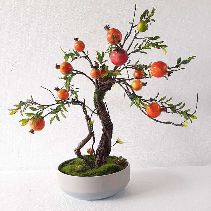 Với hoa đỏ, quả tròn đầy, ruột nhiều hạt, cây lựu mang ý nghĩa gia đình sung túc, con cháu đề huề. Ảnh: Lan Decor