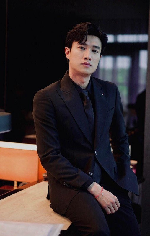 Ngoài các vai diễn gây chú ý, Quốc Trường còn được cho là "đại gia showbiz" khi nắm trong tay hơn 100 chi nhánh mỳ cay khắp cả nước và hai căn biệt thự hoành tráng. Ảnh: FBNV