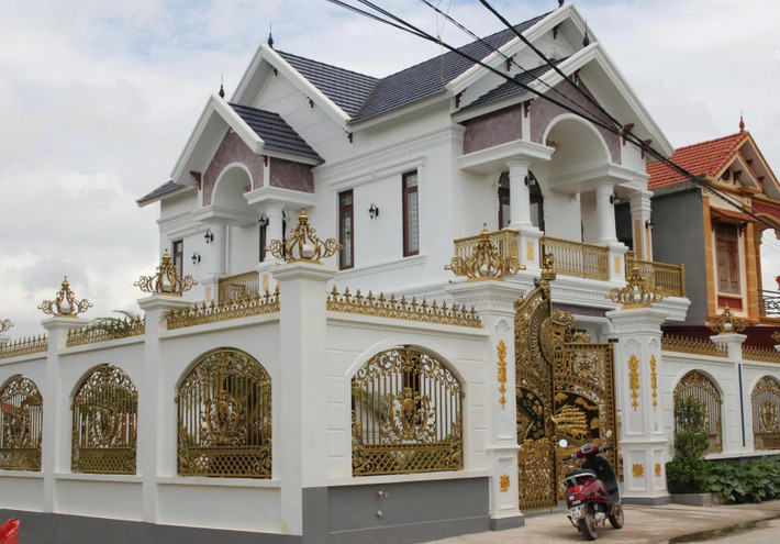 Theo tiết lộ của một người hàng xóm, ngôi nhà này mới xây xong đầu năm nay, đẹp nhất nhì xã. Ảnh: Truyenhinhnghean