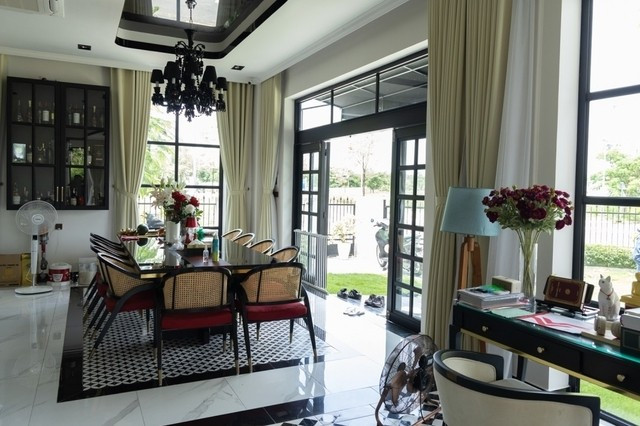 Bàn ăn lớn đủ cho 10 người được đặt giữa phòng, kế bên tủ rượu và đối diện khu bếp rộng rãi. Ảnh: FBNV