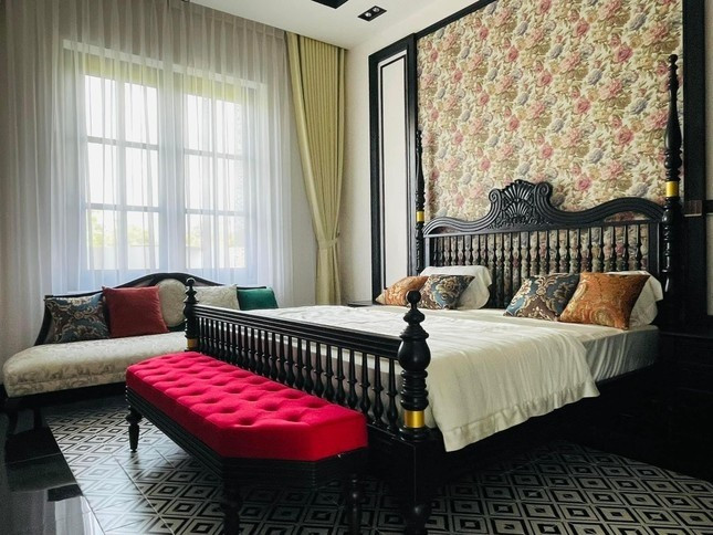 Biệt thự có 3 phòng ngủ, trong đó phòng master 100 m2 là không gian cá nhân của nam diễn viên. Ảnh: FBNV
