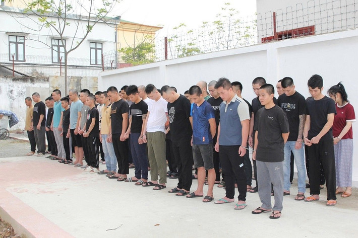 Vừa qua, công an tỉnh Nghệ An phối hợp với các lực lượng liên quan triệt xóa băng nhóm tội phạm hoạt động xuyên quốc gia tại Myanmar, Philippines sử dụng công nghệ cao lừa đảo qua mạng, bước đầu bắt giữ gần 100 đối tượng. Ước tính, nhóm này đã chiếm đoạt hơn 2.000 tỷ đồng từ hàng nghìn nạn nhân trong nước. Ảnh: Công an cung cấp