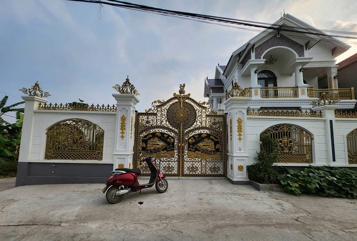 Ngôi nhà nổi bật giữa vùng quê bởi quy mô bề thế. Ảnh: Vietnamnet