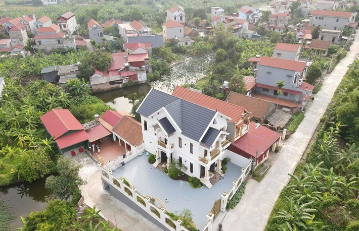Ngôi nhà gồm 2 tầng và một tầng hầm, xây dựng theo phong cách biệt thự nhà vườn. Ảnh: Vietnamnet