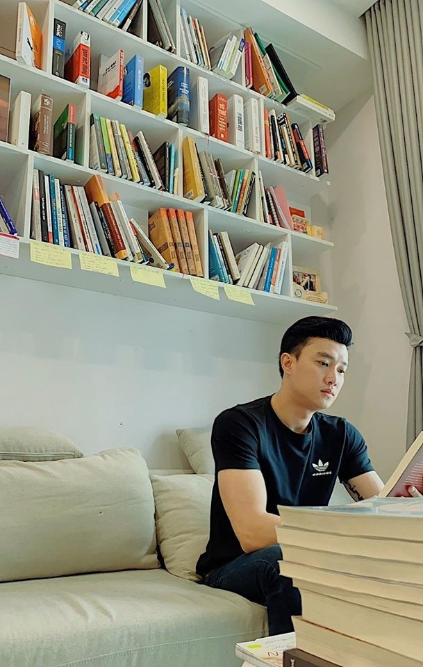 Đáng chú ý, căn biệt thự của Quốc Trường có nhiều không gian cho việc đọc sách. Ảnh: FBNV