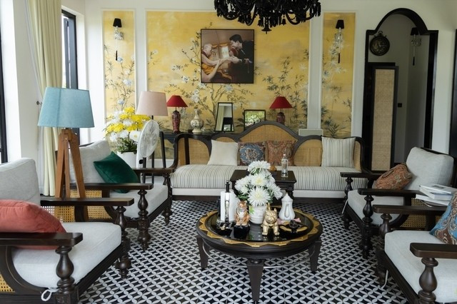 Bên trong nhà được bài trí theo phong cách Indochine với tone màu chủ đạo đen - trắng, tạo điểm nhấn bằng nội thất cao cấp, sang trọng. Ảnh: FBNV