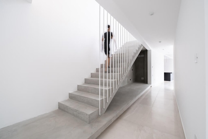 Cầu thang tích hợp đèn LED phía dưới. Ảnh: Amazingarchitecture