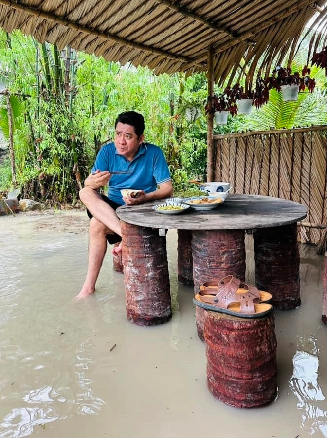 Sau hai trận mưa liên tiếp, nhà chòi bị ngập, mái dột ở khắp nơi. Vì vậy, nam diễn viên quyết định tháo dỡ, làm nhà gỗ mới. Ảnh: FB Huỳnh Anh Tuấn
