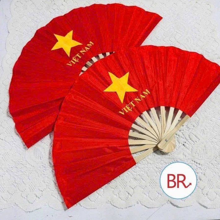 Chỉ với khoảng 100.000 đồng, khách hàng có thể sắm được một combo đầy đủ các món phụ kiện gồm băng đô, kẹp tóc, khăn quàng cờ đỏ sao vàng...Ảnh: Facebook