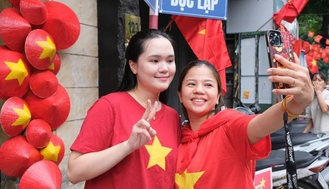 Hòa chung ngày lễ lớn của dân tộc, Nguyễn Quỳnh Anh - bà xã Duy Mạnh có bài đăng gây sốt: "Mọi người đi xem Tổng hợp luyện A80 thì ghé qua chơi với gia đình em nhé. Chẳng mấy khi nhà có khách (121 Nguyễn Thái Học, gần Văn Miếu - Quốc Tử Giám). Gia đình đã chuẩn bị 500 chiếc kem mời mọi người vào 15h ngày 21/8 ạ". Ảnh: Znews